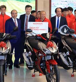 Honda Việt Nam tặng thưởng các thành viên của Đội tuyển bóng đá nam - nữ Việt Nam