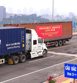 Thông quan cầu Bắc Luân II nối Việt Nam - Trung Quốc