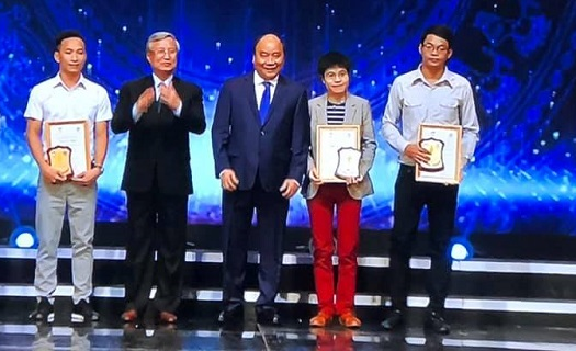 Thủ tướng Nguyễn Xuân Phúc trao giải thưởng báo chí phòng, chống tham nhũng, lãng phí