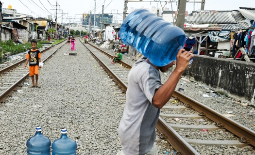 50.000 người Indonesia ký đơn yêu cầu dán cảnh báo độc hại trong bình nước nhựa