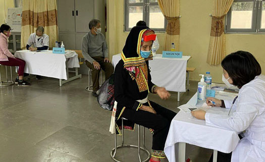 Các y bác sĩ Bệnh viện Hữu Nghị khám bệnh miễn phí cho người dân vùng cao