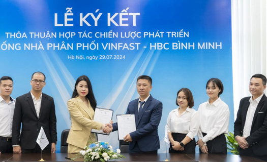 Đối tác của VinFast chuyển 11 đại lý từ bán xe xăng sang xe điện