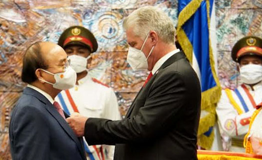 Chủ tịch nước Cuba trao tặng Huân chương Jose Marti cho Chủ tịch nước Nguyễn XuânPhúc