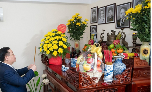 Chủ tịch Quốc hội chúc Tết gia đình cụ Bùi Bằng Đoàn, Lê Quang Đạo