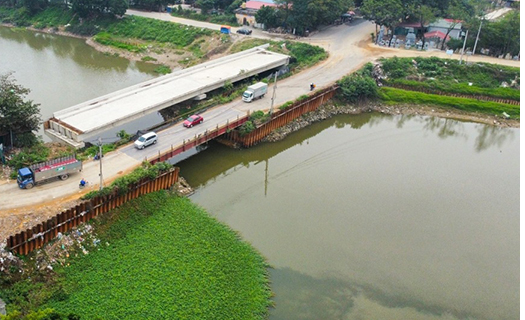Thấp thỏm lo âu khi đi qua cầu trăm tỷ chậm tiến độ ở Bắc Ninh