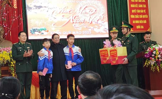 Thủ tướng Phạm Minh Chính chúc Tết đồng bào, chiến sĩ tỉnh Cao Bằng