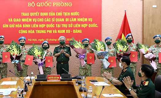 Trao quyết định cho 10 sĩ quan Việt Nam đi làm nhiệm vụ gìn giữ hòa bình