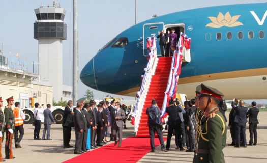 Chủ tịch nước và phu nhân đến Vientiane, bắt đầu thăm hữu nghị chính thức CHDCND Lào
