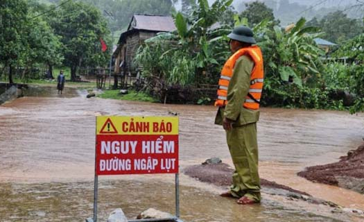 Quảng Bình di dời khẩn cấp 3.000 người, đưa lương thực đến vùng dễ bị chia cắt