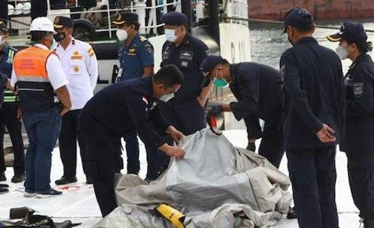Indonesia tích cực tìm kiếm, đã thấy nhiều bộ phận thi thể nạn nhân vụ máy bay rơi