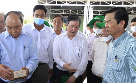 Chủ tịch nước Nguyễn Xuân Phúc thăm một số mô hình kinh tế hợp tác tại Đồng Tháp