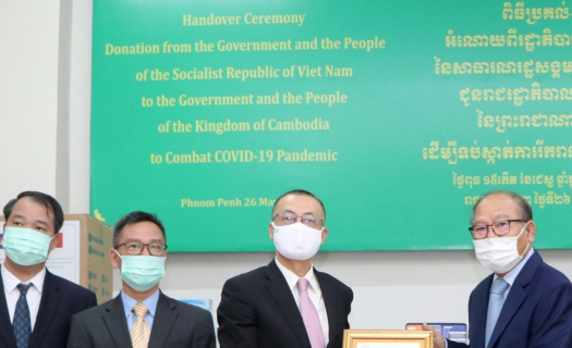 Chính thức bàn giao trang thiết bị y tế tặng chính phủ và nhân dân Campuchia
