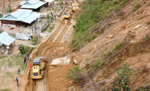 Mở đường đưa xe cơ giới vào tìm kiếm nạn nhân mất tích ở Phước Sơn, Quảng Nam